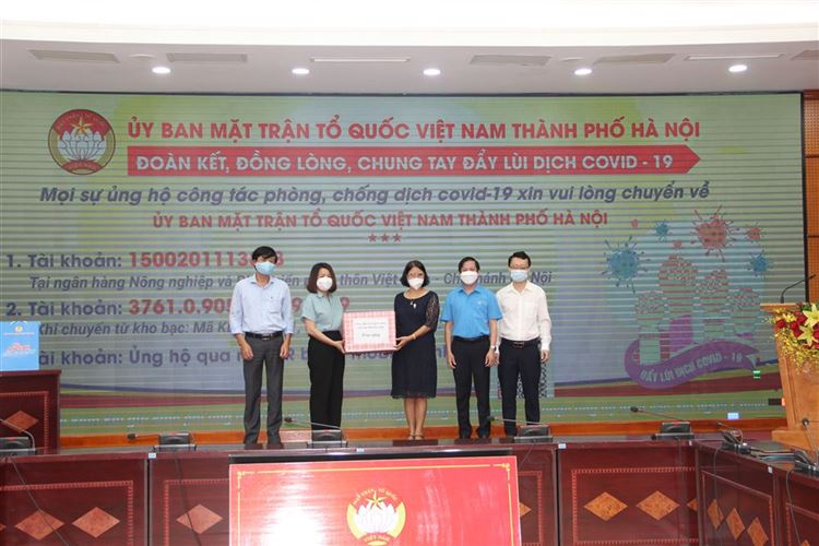 Công đoàn viên chức Khối các cơ quan Thành phố thăm, tặng quà đoàn viên Công đoàn cơ quan Ủy ban MTTQ Việt Nam Thành phố    