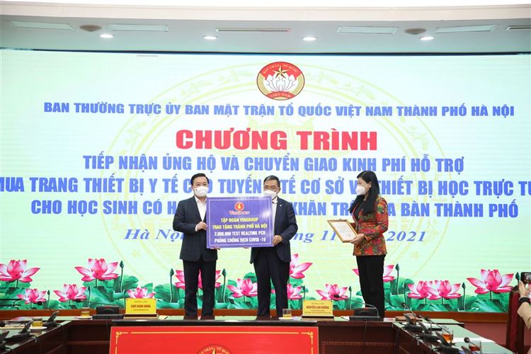 Uỷ ban MTTQ Việt Nam Thành phố chuyển giao hơn 22 tỷ đồng hỗ trợ 579 trạm y tế cơ sở mua tủ lạnh bảo quản vắc xin và mua máy tính hỗ trợ học sinh khó khăn trên địa bàn Thành phố
