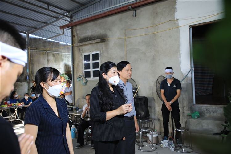 Chủ tịch Ủy ban MTTQ Việt Nam Thành phố Nguyễn Lan Hương thăm hỏi, hỗ trợ nạn nhân vụ hỏa hoạn tại Thanh Oai