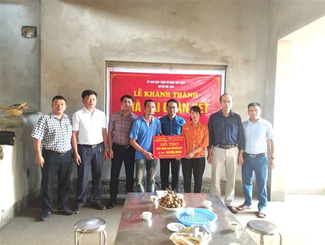 Ủy ban MTTQ Việt Nam huyện Mê Linh trao kinh phí hỗ trợ xây dựng nhà Đại đoàn kết 