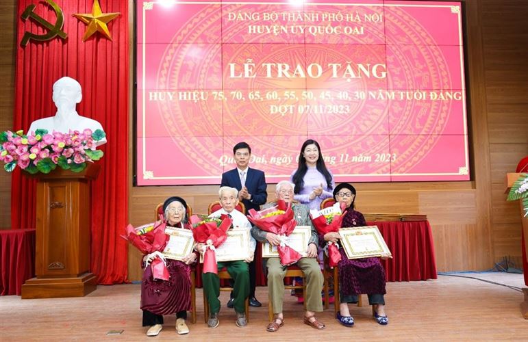 Chủ tịch Uỷ ban MTTQ Việt Nam Thành phố Nguyễn Lan Hương  trao Huy hiệu Đảng tại huyện Quốc Oai