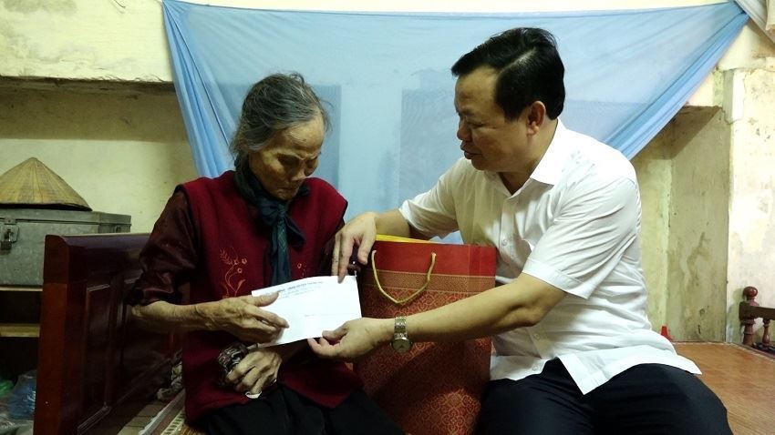 Huyện Thanh Oai thăm và tặng quà người có công với cách mạng, các gia đình chính sách trên địa bàn huyện.