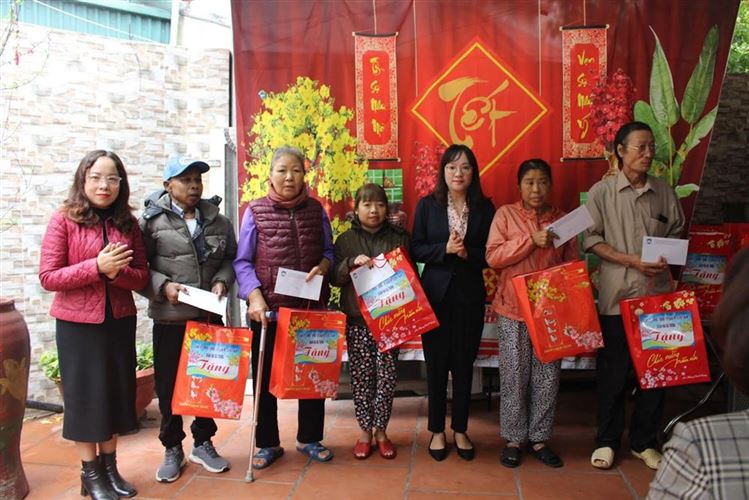 Quận Hai Bà Trưng tặng quà 132 bệnh nhân xóm chạy thận nhân dịp Tết Nguyên đán Giáp Thìn