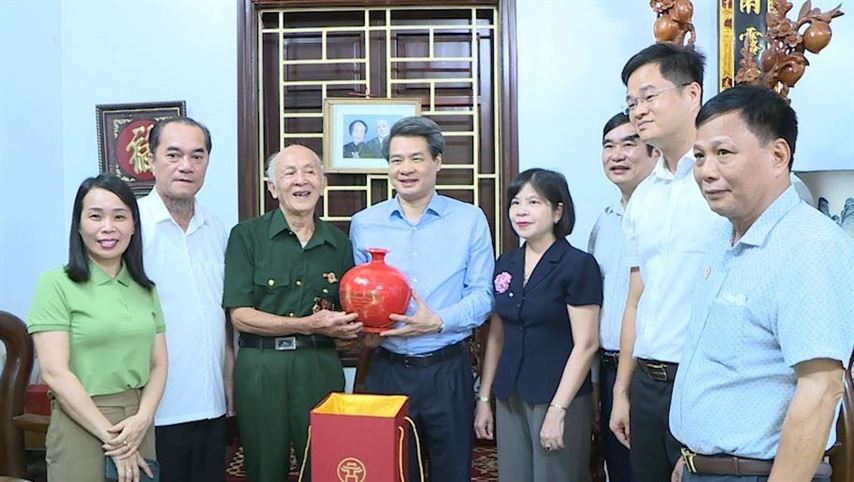 Thăm, tặng quà thân nhân liệt sĩ và chiến sĩ Điện Biên tại Phúc Thọ