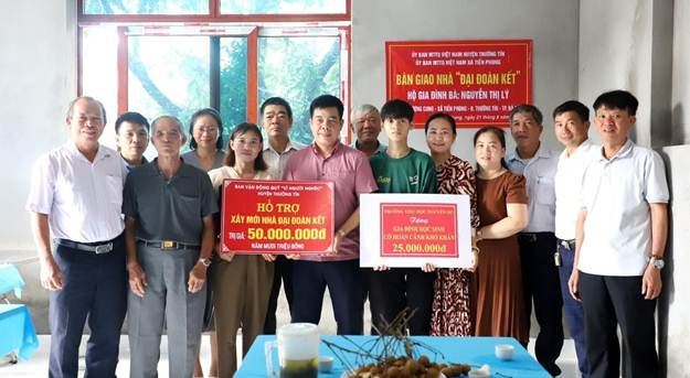 Ủy ban MTTQ Việt Nam huyện Thường Tín bàn giao nhà đại đoàn kết