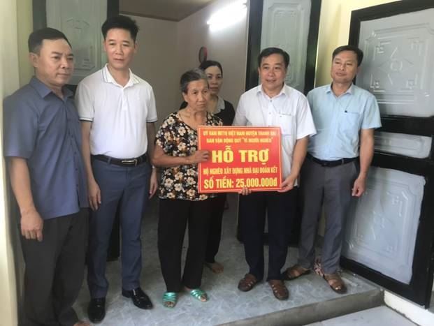 Ủy ban MTTQ Việt Nam huyện Thanh Oai hỗ trợ kinh phí xây dựng nhà đại đoàn kết thị trấn Kim Bài
