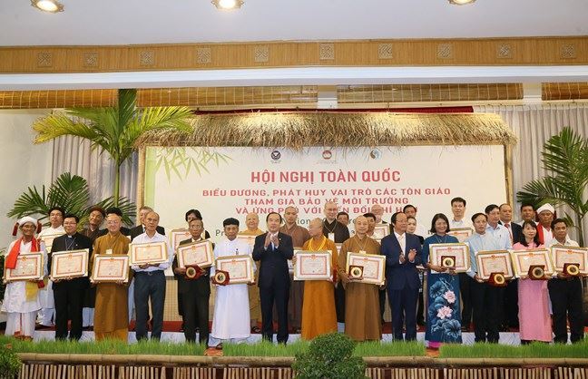 Ủy ban MTTQ Việt Nam Thành phố nhận Bằng khen của Bộ Tài nguyên và Môi trường trong việc  phát huy vai trò các tôn giáo tham gia bảo vệ môi trường và ứng phó với biến đổi khí hậu