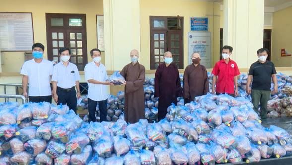 Ủy ban MTTQ Việt Nam huyện Hoài Đức phối hợp với Ban trị sự Hội Phật giáo huyện tặng quà giúp đỡ người dân trong khu vực bị cách ly tại xã An Thượng, huyện Hoài Đức