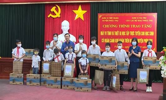 Ủy ban MTTQ Việt Nam huyện Phúc Thọ tổ chức Chương trình tiếp nhận và trao tặng máy tính, thiết bị học tập trực tuyến cho học sinh có hoàn cảnh khó khăn trên địa bàn huyện
