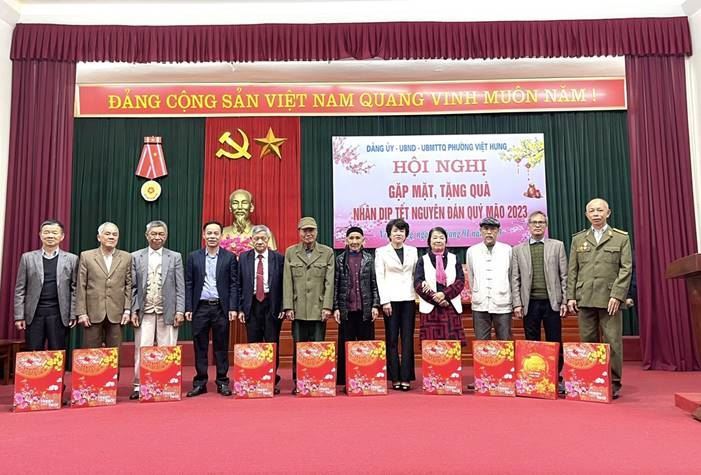 Ủy ban MTTQ Việt Nam quận Long Biên thăm, tặng quà các đối tượng nhân dip tết Quý Mão