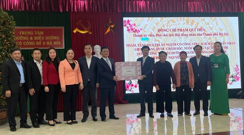 Ủy ban MTTQ Việt Nam huyện Ứng hòa, phối hợp tặng quà Tết cho Bà mẹ Việt Nam anh hùng, thương binh, người có công, hộ nghèo… trên địa bàn huyện 