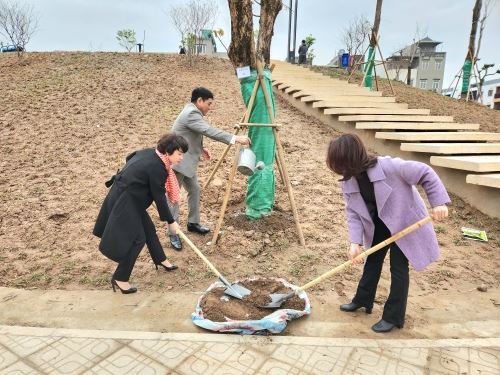 Quận Long Biên phát động “Tết trồng cây, đời đời nhớ ơn Bác Hồ”  xuân Quý Mão 2023 tại phường Ngọc Thụy.