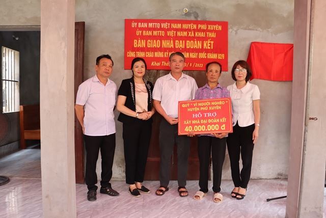 Huyện Phú Xuyên trao hỗ trợ xây 02 nhà đại đoàn kết và hỗ trợ đột xuất cho hộ nghèo, cận nghèo ở các xã Khai Thái và xã Bạch Hạ