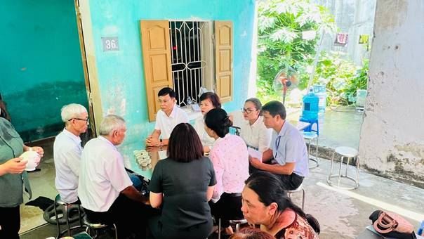 Lãnh đạo quận Long Biên thăm hỏi, trợ cấp đột xuất 2 gia đình có con bị đuối nước