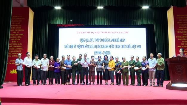 Ủy ban MTTQ Việt Nam huyện Gia Lâm tặng quà đối tượng chính sách nhân dịp kỷ niệm 78 năm Ngày Quốc kháng Nước CHXNCN Việt Nam
