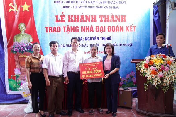 Ủy ban MTTQ Việt Nam huyện Thạch Thất bàn giao nhà Đại đoàn kết tại xã Dị Nậu