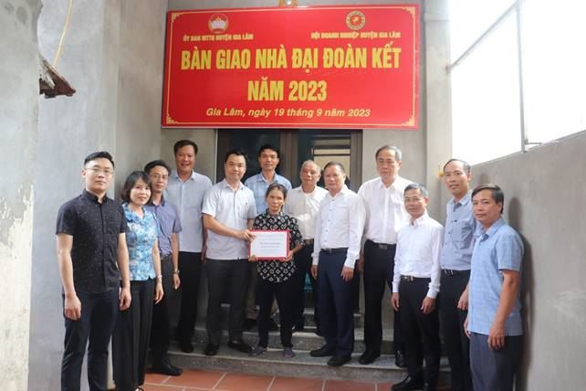 Ủy ban MTTQ Việt Nam huyện Gia Lâm bàn giao hai căn nhà Đại đoàn kết