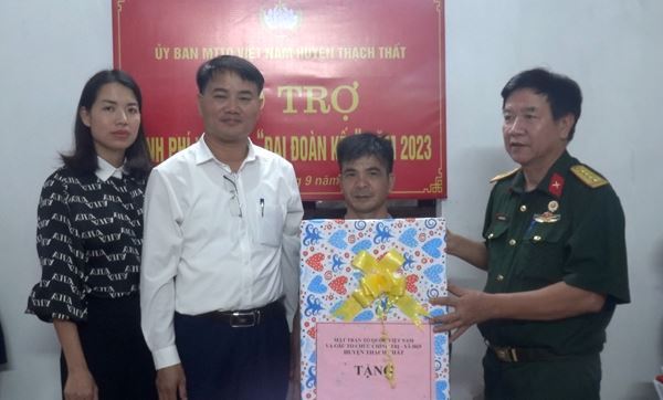 Ủy ban MTTQ Việt Nam huyện Thạch Thất trao tặng nhà Đại đoàn kết
