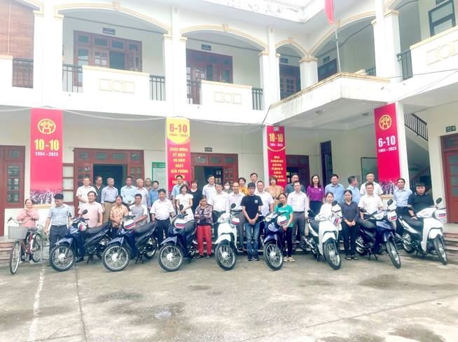 Huyện Thành Trì trao tặng xe máy và phương tiện sản xuất giúp 10 hộ cận nghèo phát triển kinh tế