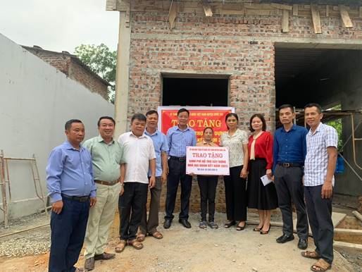 Ủy ban MTTQ Việt Nam huyện Quốc Oai trao kinh phí hỗ trợ xây dựng nhà Đại đoàn kết