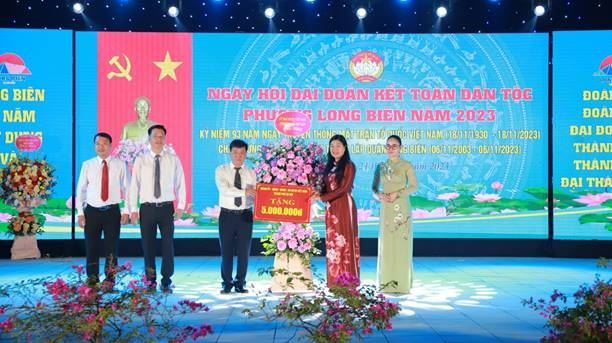 Lãnh đạo Ủy ban MTTQ Việt Nam thành phố dự Ngày hội Đại đoàn kết toàn dân tộc tại các phường quận Long Biên