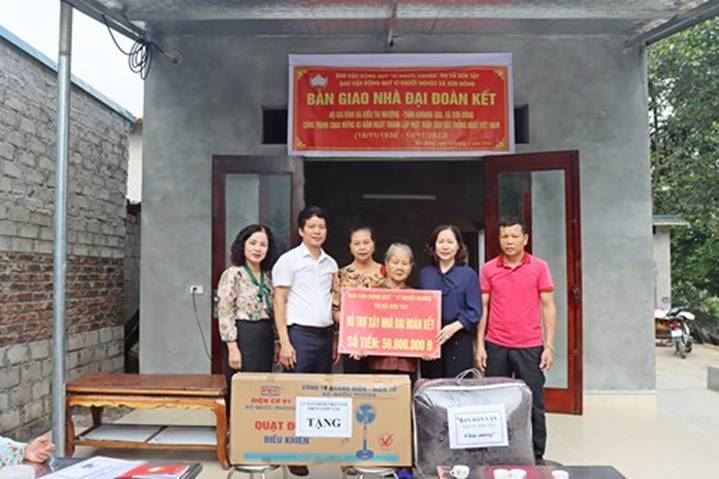 Thị xã Sơn Tây: Bàn giao nhà Đại đoàn kết tại xã Sơn Đông
