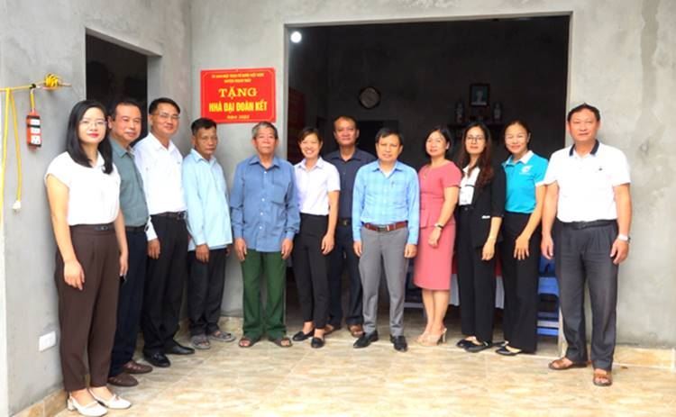 Ủy ban MTTQ Việt Nam huyện Thạch Thất bàn giao nhà Đại đoàn kết  ở xã Lại Thượng, Đại Đồng