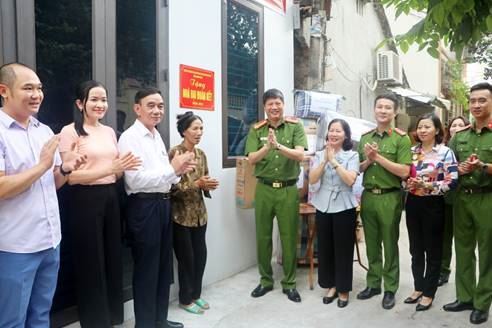 Thị xã Sơn Tây: Bàn giao nhà đại đoàn kết tại phường Quang Trung 