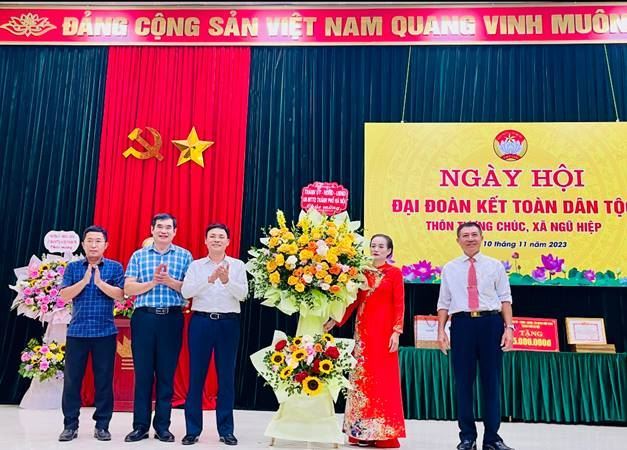 Đồng chí Phạm Quí Tiên- Phó Chủ tịch HĐND Thành phố chung vui Ngày hội Đại đoàn kết toàn dân tộc tại huyện Thanh Trì