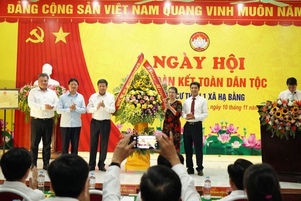Các đồng chí lãnh đạo Thành phố Hà Nội dự Ngày hội Đại đoàn kết tại xã Hạ Bằng, huyện Thạch Thất