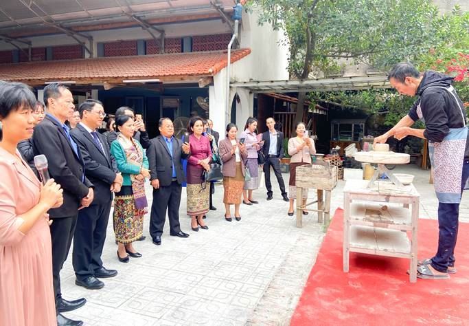 Đoàn đại biểu Ủy ban Trung ương Mặt trận Lào xây dựng đất nước Thăm làng nghề Gốm Bát Tràng