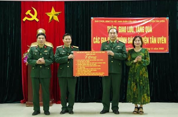 Đoàn công tác của quận Cầu Giấy thăm, tặng quà tại huyện Tân Uyên, Tỉnh Lai Châu