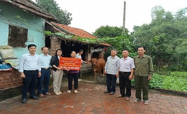 Phúc Thọ tổ chức trao tặng bò sinh sản cho các hộ nghèo, cận nghèo trên địa bàn huyện 