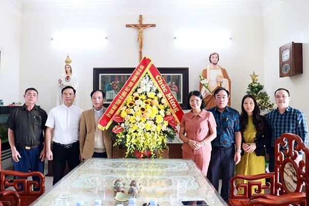 Uỷ ban MTTQ Việt Nam thành phố Hà Nội: Tặng 20 suất quà cho bà con giáo dân giáo xứ Lưu Xá xã Mỹ Lương