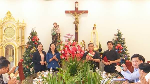 Các đồng chí lãnh đạo Ủy ban MTTQ Việt Nam TP Hà Nội và Huyện Thường Tín thăm, chúc mừng Giáo sứ Bằng Sở dịp Giáng sinh 2024