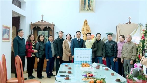 Lãnh đạo huyện Gia Lâm thăm tặng quà các giáo xứ và giáo họ nhân dịp lễ Giáng sinh 2024