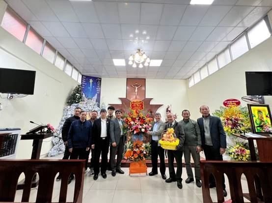 Quận Long Biên thăm chúc mừng Linh Mục, giáo họ Nông Vụ, Ngọc lâm dịp Lễ Giáng sinh 