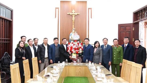Lãnh đạo huyện Thanh Oai thăm, chúc mừng các giáo xứ nhân dịp lễ Giáng sinh năm 2023