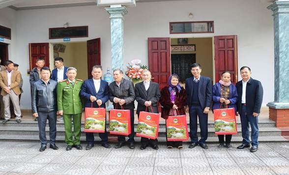 Huyện Quốc Oai tổ chức thăm, tặng quà nhân dịp Lễ Noel năm 2023