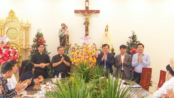 Huyện Thường Tín thăm, tặng quà chức sắc tôn giáo và giáo dân nhân dịp đón Giáng sinh 2023