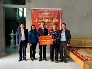 Ủy ban MTTQ Việt Nam huyện Mê Linh trao tiền hỗ trợ  xây nhà cho Hộ gia đình cận nghèo