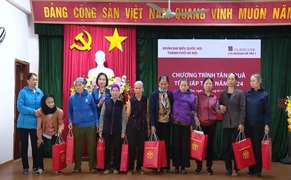 Uỷ ban MTTQ Việt Nam huyện Phúc Thọ tổ chức Chương trình trao tặng quà tết cho người nghèo xuân Giáp Thìn 2024