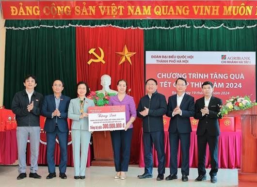Ủy ban MTTQ Việt Nam huyện Ba Vì phối hợp tổ chức Chương trình tặng quà Tết cho 40 hộ cận nghèo, hộ có hoàn cảnh khó khăn