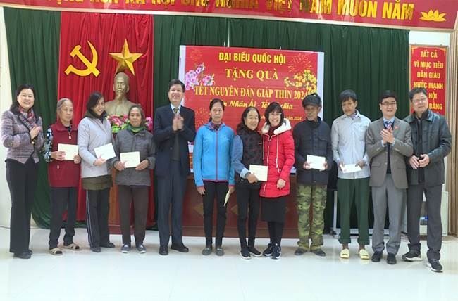 Tặng quà Tết cho 20 hộ cận nghèo, hộ có hoàn cảnh đặc biệt khó khăn xã Liên Bạt và Thị trấn Vân Đình, thăm tặng quà thôn Hoàng Xá.