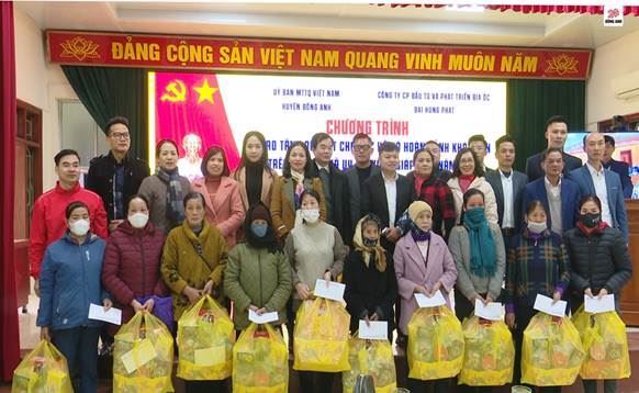 Ủy ban MTTQ Việt Nam huyện Đông Anh tặng quà Tết cho các hộ gia đình có hoàn cảnh khó khăn trên địa bàn xã Uy Nỗ nhân dịp Tết Giáp Thìn 2024