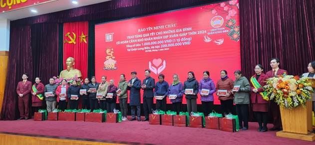Uỷ ban MTTQ Việt Nam quận Long Biên tặng quà các hộ cận nghèo nhân dịp tết Giáp Thìn