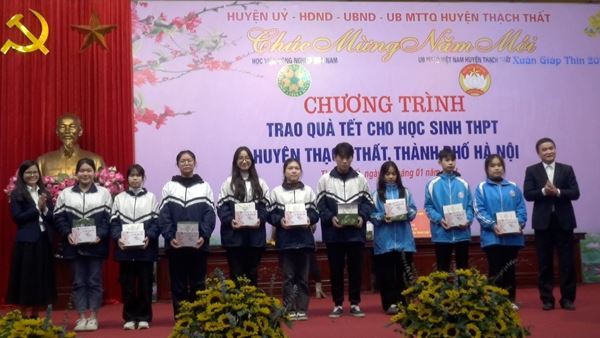 Ủy ban MTTQ Việt Nam huyện Thạch Thất tặng 40 suất quà Tết cho học sinh các trường THPT trên địa bàn huyện
