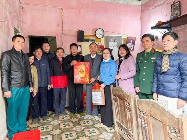 Huyện Thanh Trì: Thăm tặng quà hộ cận nghèo nhân dịp Tết năm 2024.
