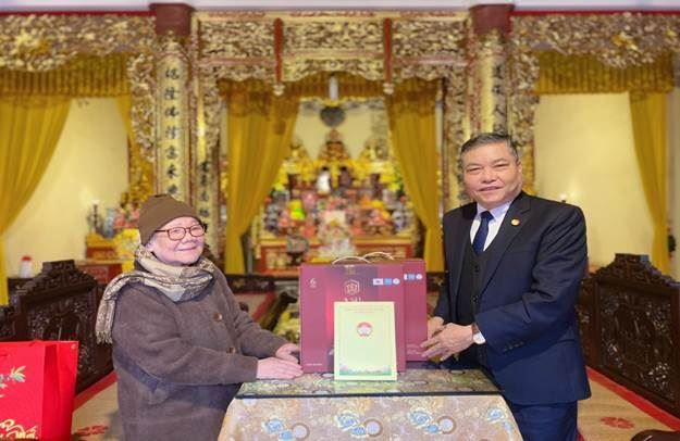 Quận Hoàng Mai thăm hỏi, tặng quà Ban trị sự Phật giáo Quận và Ni trưởng cao niên