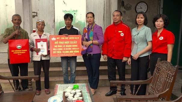 Ủy ban MTTQ Việt Nam huyện Ba Vì  hỗ trợ gia đình gặp rủi ro đột xuất